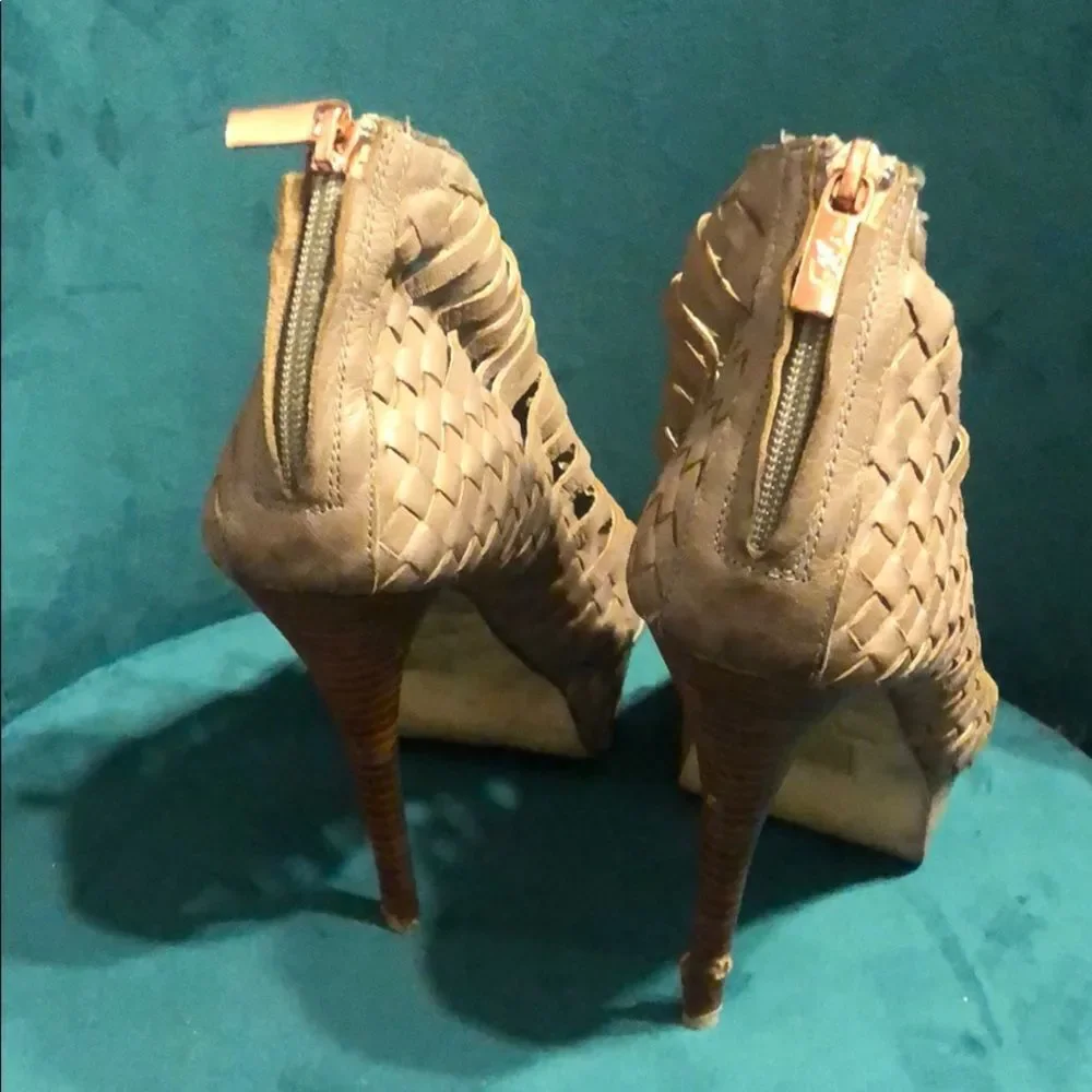 Mia shadow Leather Heel Zip Back Great Condition 9